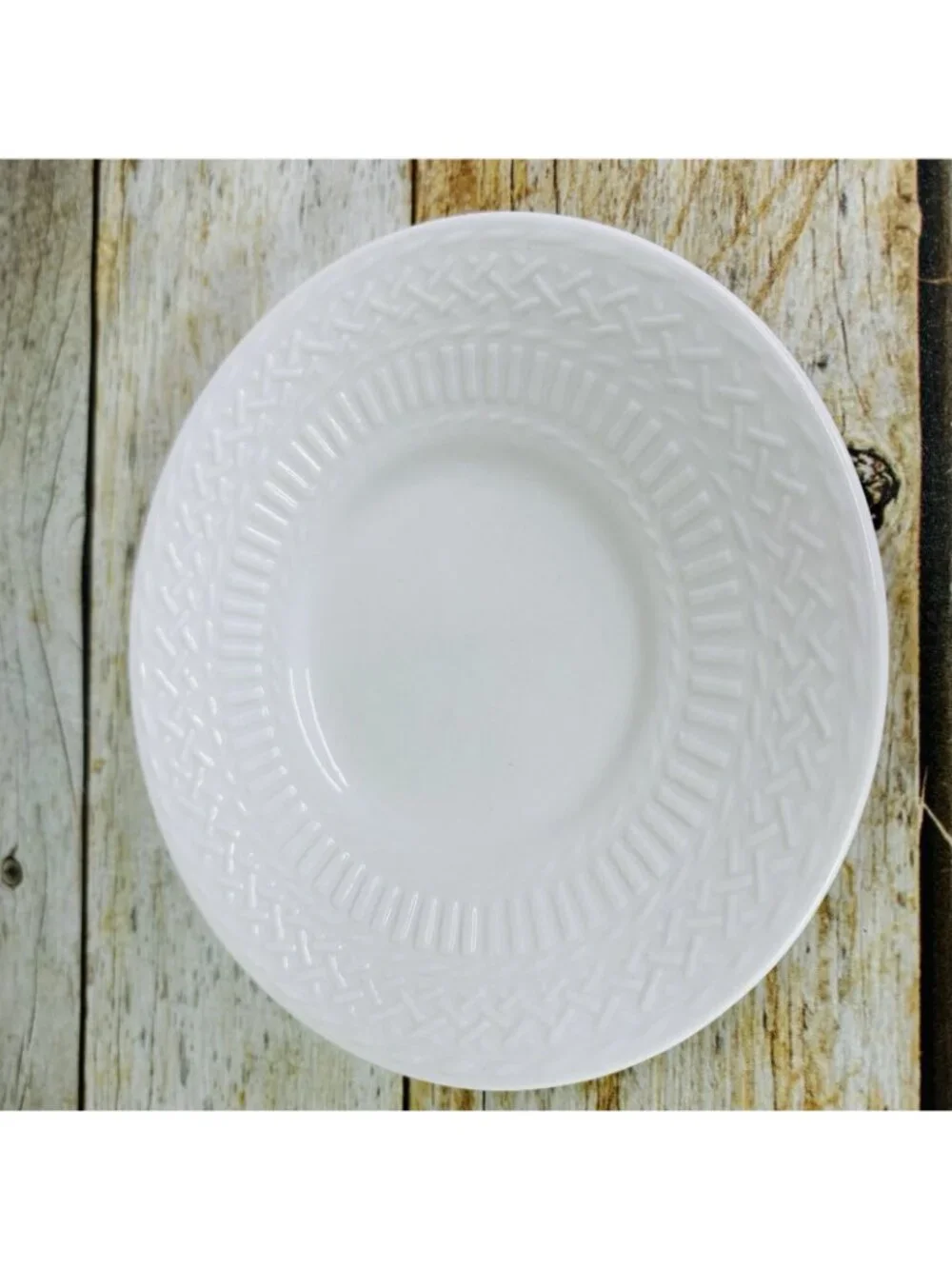 Livingquarters LIQ10 White Embossed Basketweave Lines Round 6.25